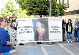 Amigos y familiares concentrados frente al juzgado en una de las últimas comparecencias, el pasado 6 de septiembre.