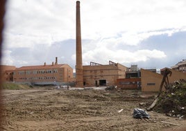 Explanada de la antigua fábrica de La Tejera que se transformará en plaza para eventos.