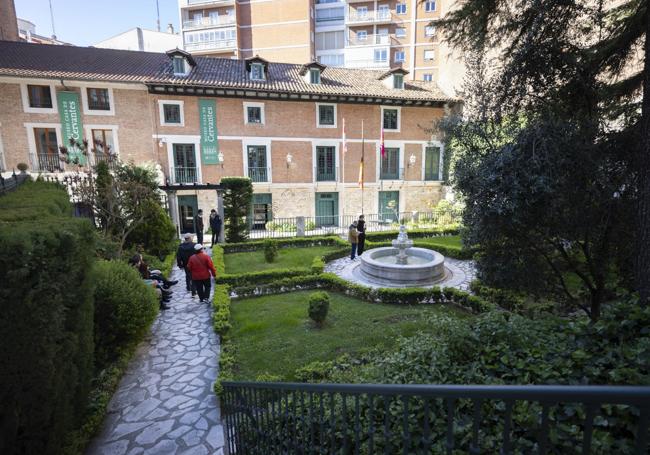La fuente circular, en el centro del jardín.