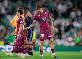 Stanko Juric consuela a Mamadou Sylla este jueves en el Benito Villamarín tras consumarse el descenso matemático del Real Valladolid a Segunda División.