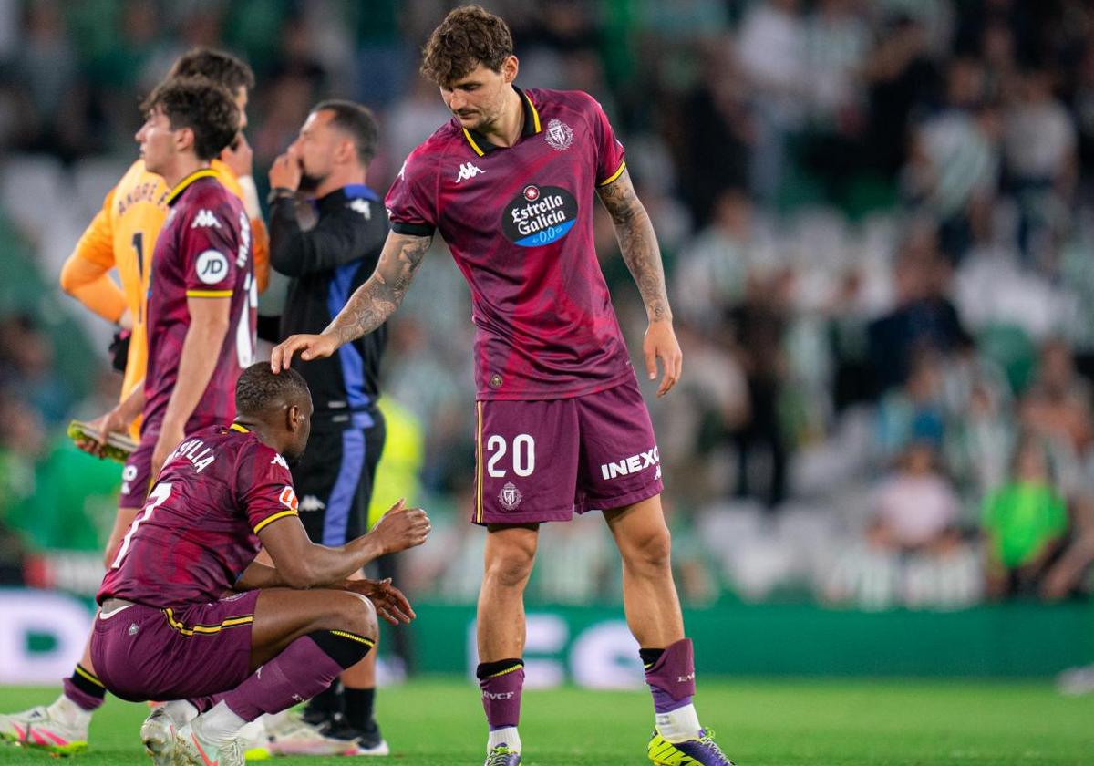 Stanko Juric consuela a Mamadou Sylla este jueves en el Benito Villamarín tras consumarse el descenso matemático del Real Valladolid a Segunda División.