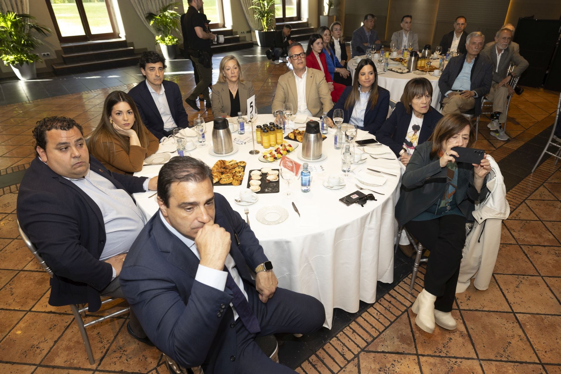 Javier González de Obras Hergón González, Raúl Gómez, Alcalde de Boecillo), Patricia Gisbert del Grupo Entrepinares, Ignacio Antolín de Iberdrola, Yolanda Solla de El Norte, Pedro Luis González, Nuria Rubio y Consolación Pablos de las Cortes CyL y Raquel Alonso, Jefa del Gabinete del Subdelegado