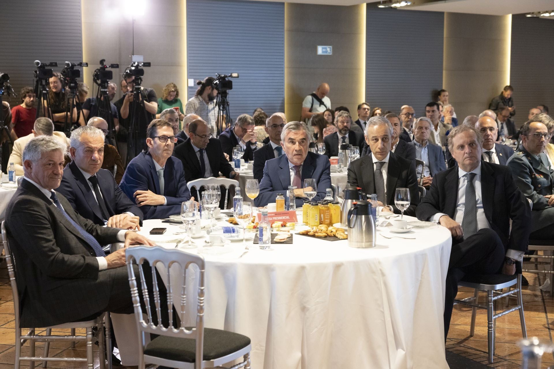 Sarbelio Fernández, alcalde de Arroyo de la Encomienda, Nicanor Sen, Delegado del Gobierno en CyL, Goyo Ezama, Director General El Norte de Castilla, Iñaki Arechabaleta, Presidente El Norte de Castilla, Rafael Guerra, Subsecretario de Transportes, Ignacio Ybarra, Presidente de Vocento