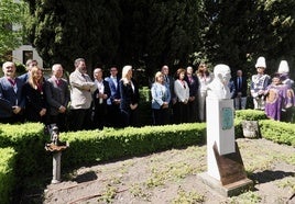 Acto de homenaje a Narciso Alonso Cortes, ante cuyo busto luce la placa con el poema de Antonio Machado.