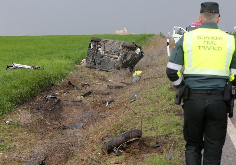 Vehículos siniestrados en la carretera CL-603, entre Veganzones y Turégano.
