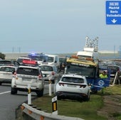 Guardia Civil y servicios de emergencia, en el lugar del accidente.