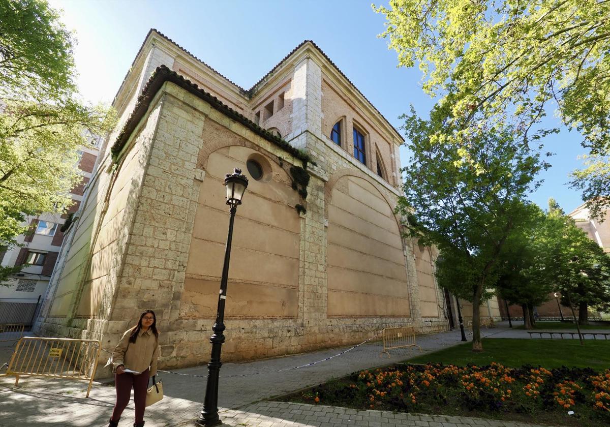 Perímetro con vallas y un precinto policial que mantienen acordonado el entorno de la fachada principal del Monasterio de las Huelgas.