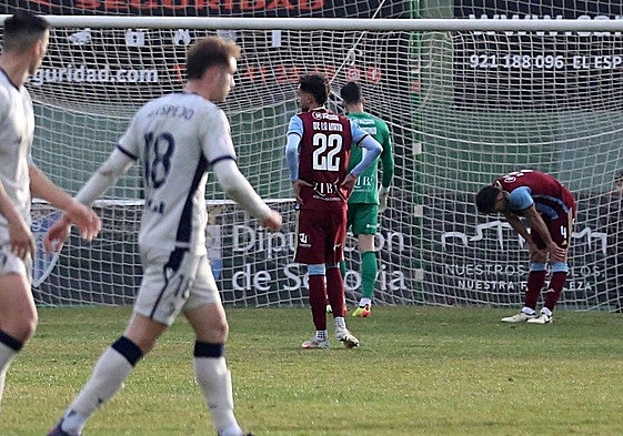 Los gimnásticos lamentan uno de los goles encajados en el partido contra Osasuna B disputado en La Albuera.