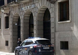 Un coche de Policía Nacional frente a la Audiencia Provincial de Segovia.