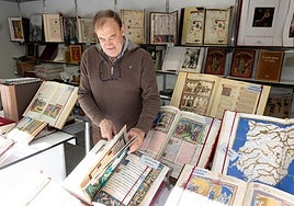 José Antonio Valladores muestra algunos de los facsímiles de colección en su puesto de venta.