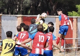 Pablo, portero del Mojados, trata de despejar un balón tras una llegada al área del Tordesillas