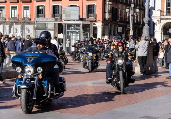 La concentración motera llega a la Plaza Mayor ante la atenta mirada de los vecinos de Valladolid.