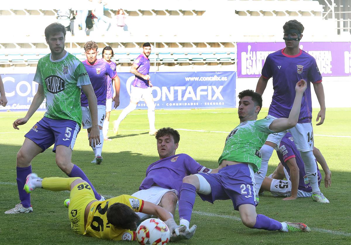 Unai recoge el esférico ante De Prado y Bonalde.