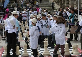 Un grupo de niños planea una jugada de ajedrez en una de las rondas del torneo para escolares celebrado este sábado.