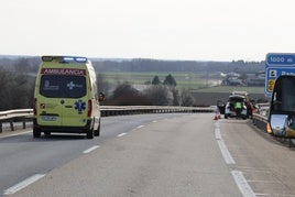Ambulancia en la autovía en una imagen de archivo.