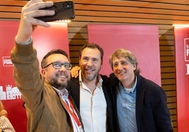 Óscar Puente, con la Ejecutiva Provincial del PSOE que salió elegida este sábado en el congreso del partido en Valladolid.