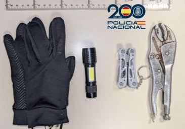 Detenido tras robar del interior de dos coches en la calle Nueva del Carmen