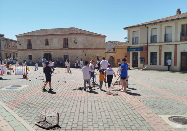 Los niños practicando deporte en la Plaza Mayor de Mota de Marqués