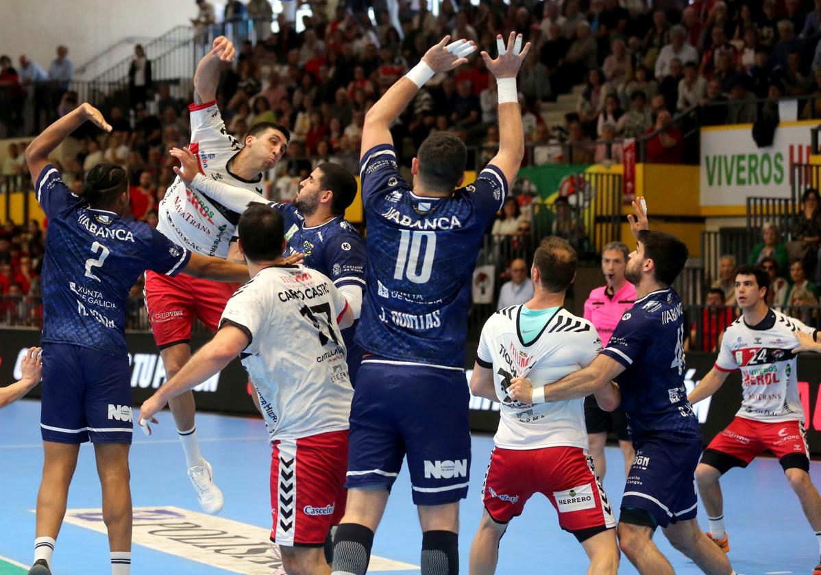 El lateral Nicolás Bonanno realiza un lanzamiento a la portería del Cangas en el partido de este sábado.