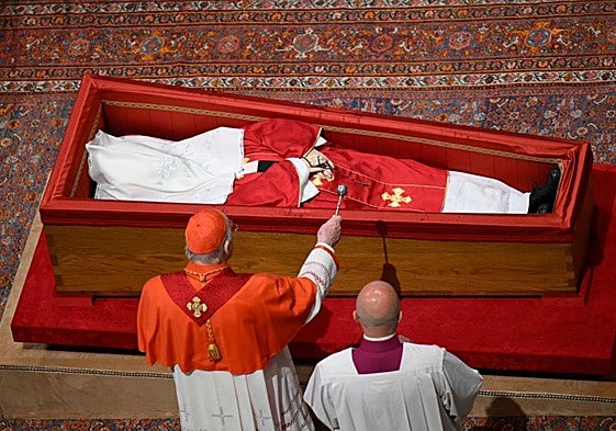 Ceremonia del ataúd del Papa Francisco, en la Basílica de San Pedro.