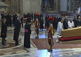 Los reyes Felipe y Letizia, rinden tributo al papa Francisco ante su féretro.