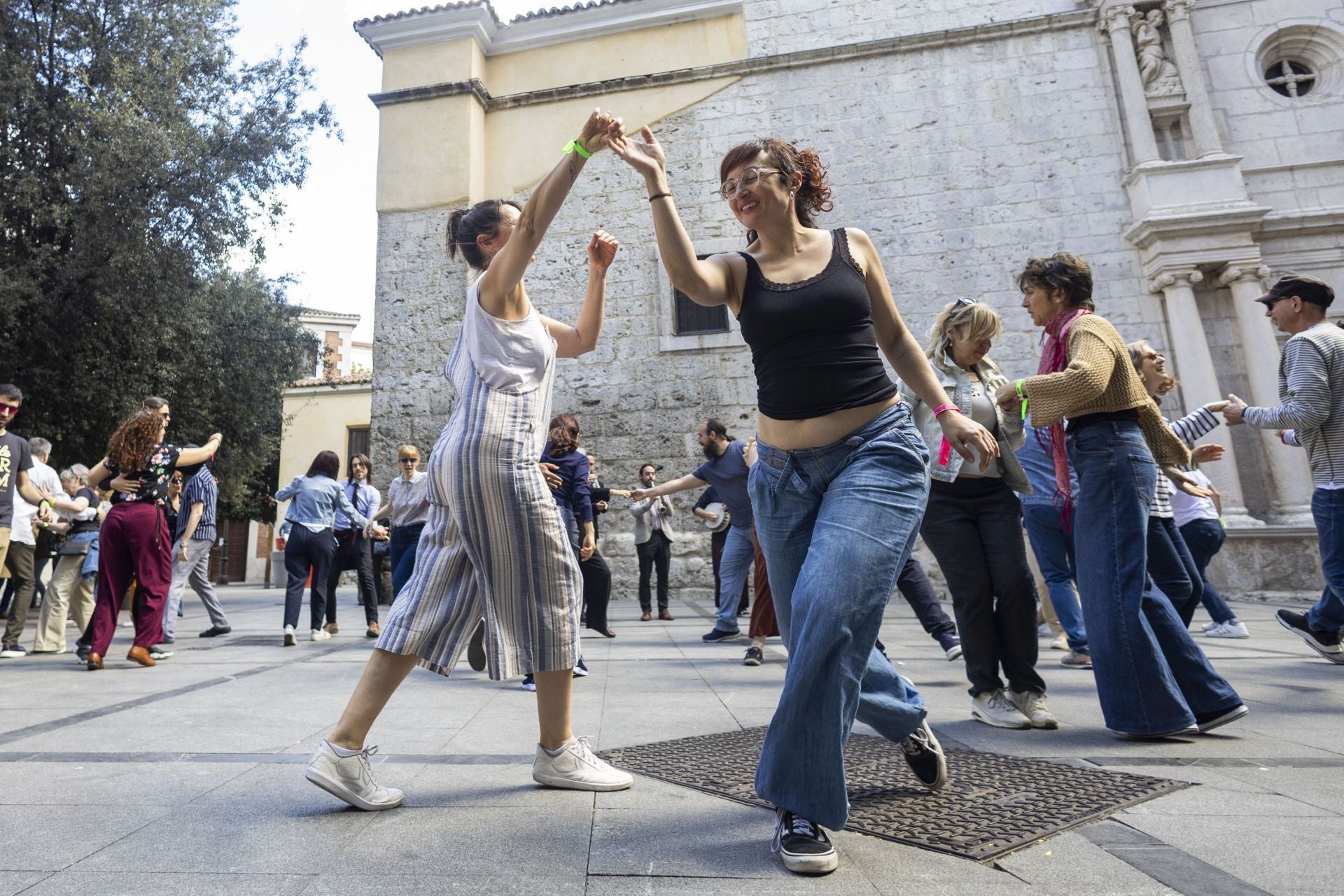 Decenas de bailaries de swing toman Valladolid