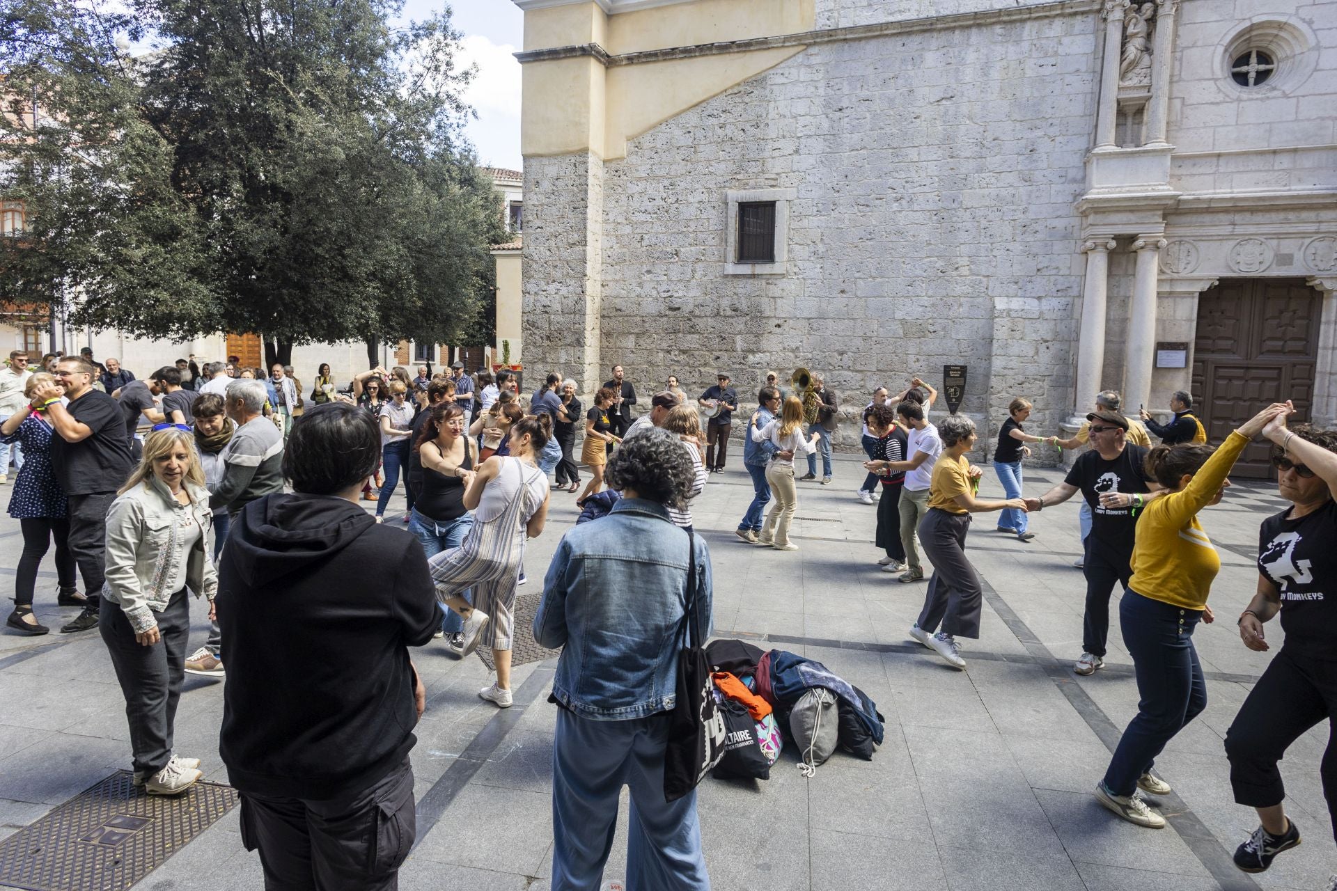 Decenas de bailaries de swing toman Valladolid