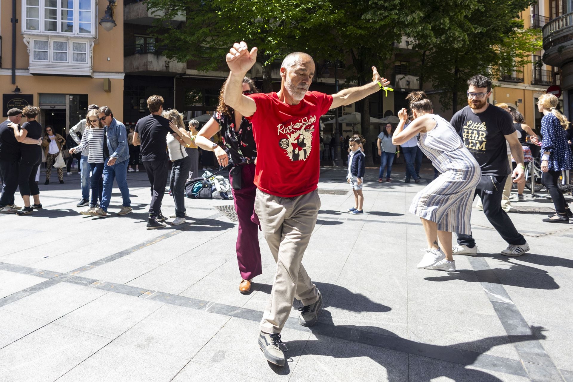 Decenas de bailaries de swing toman Valladolid
