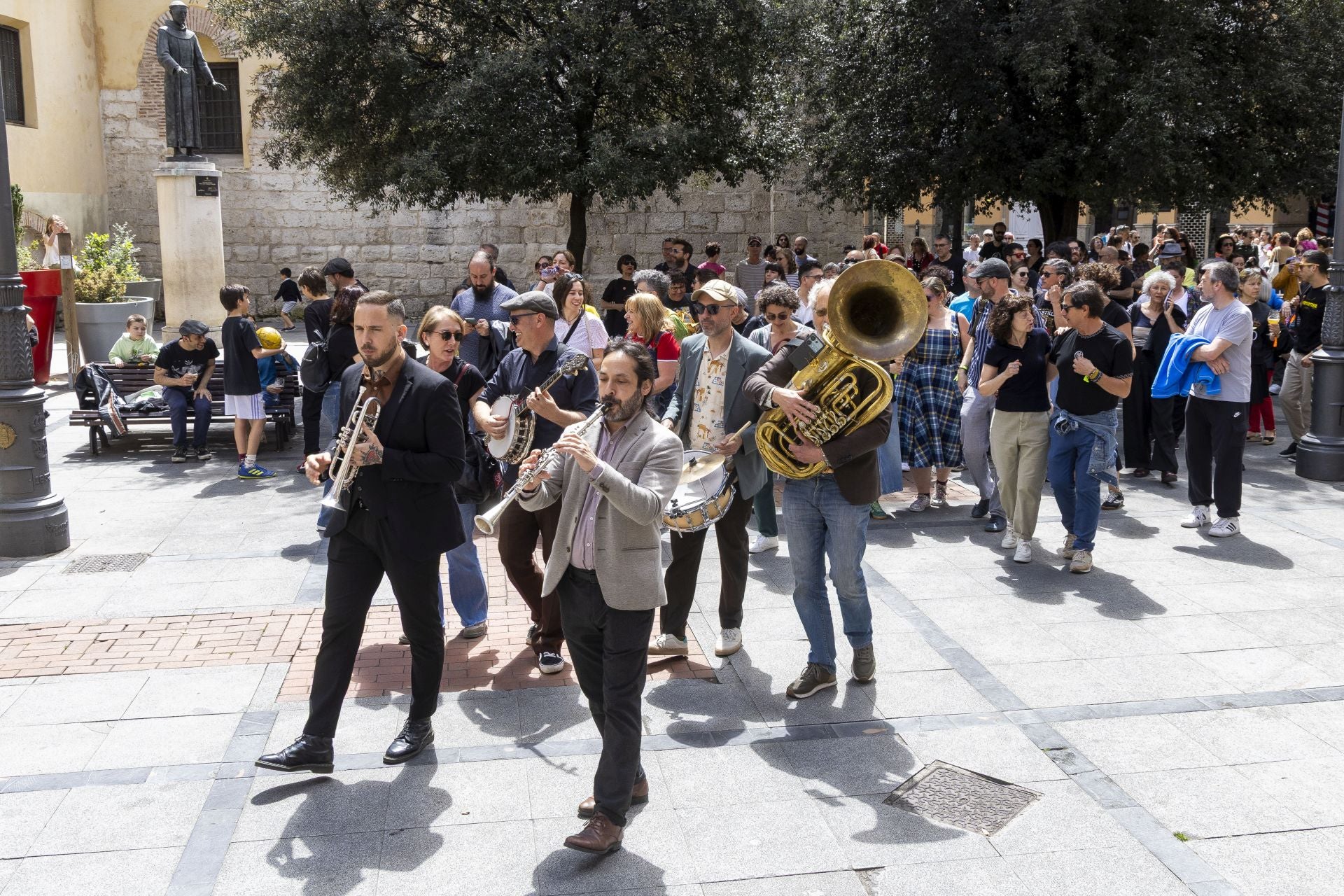 Decenas de bailaries de swing toman Valladolid