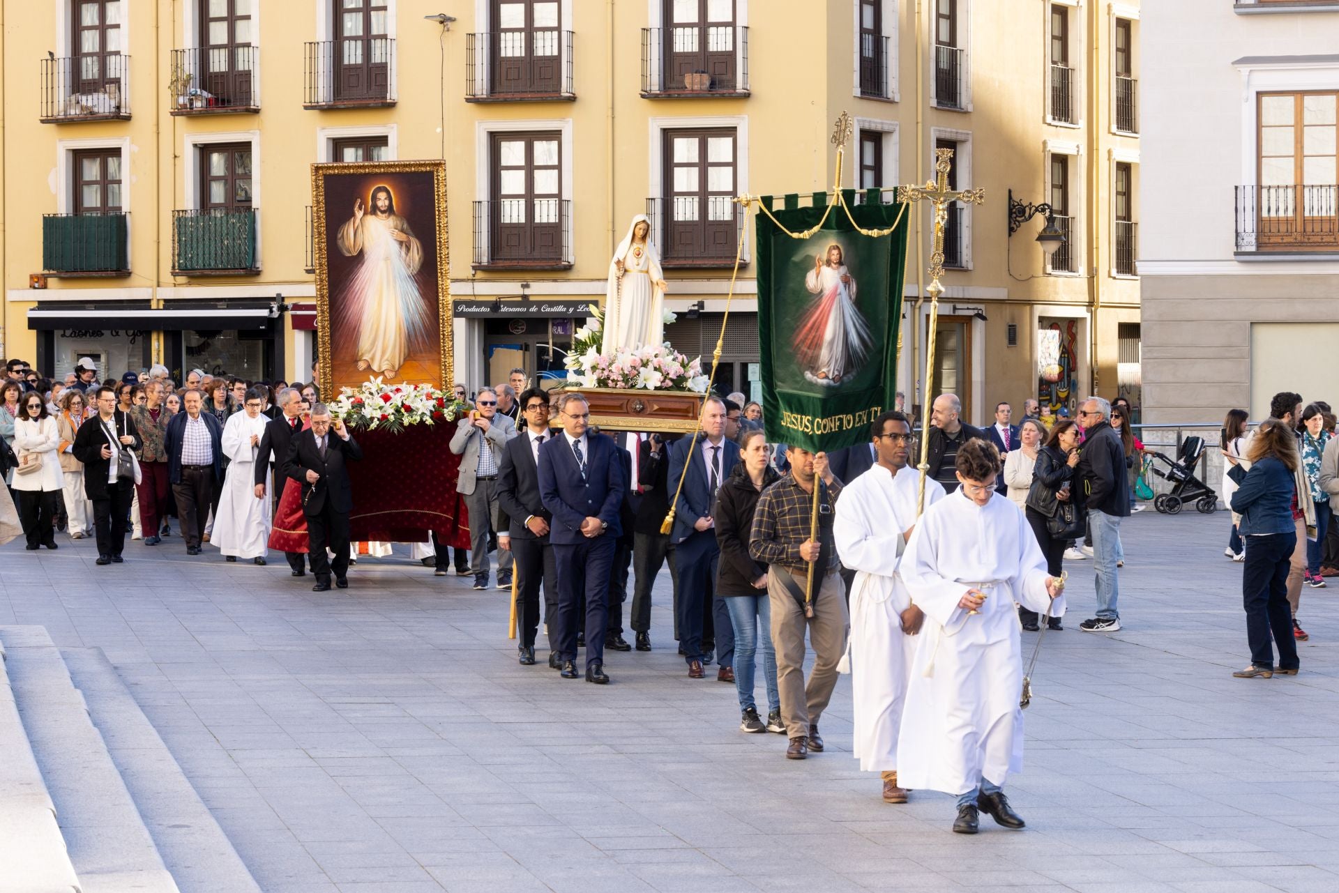 La procesión de la Divina Misericordia, en imágenes