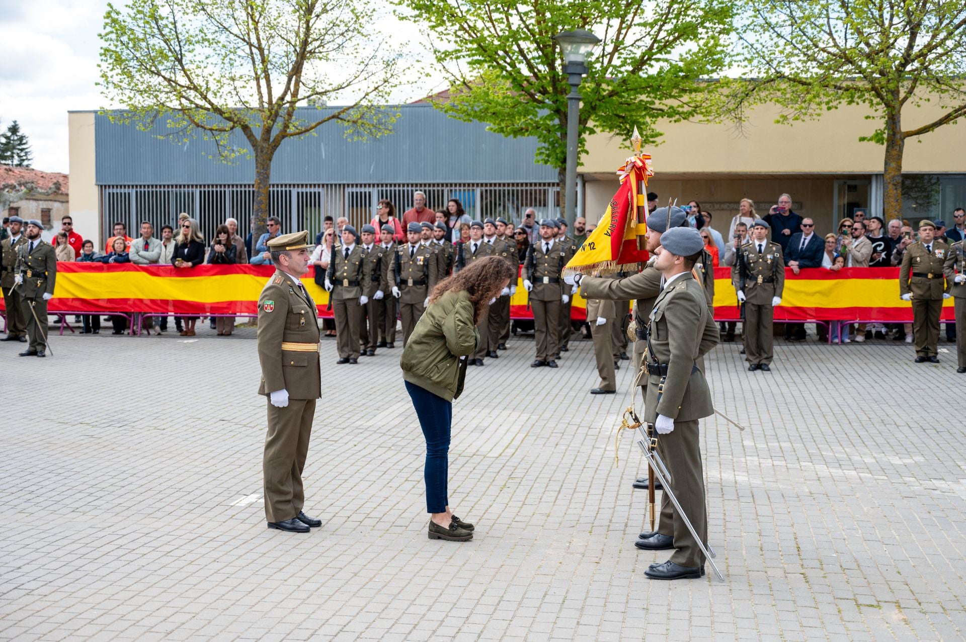 Los vecinos de Villamuriel juran fidelidad a la bandera de España
