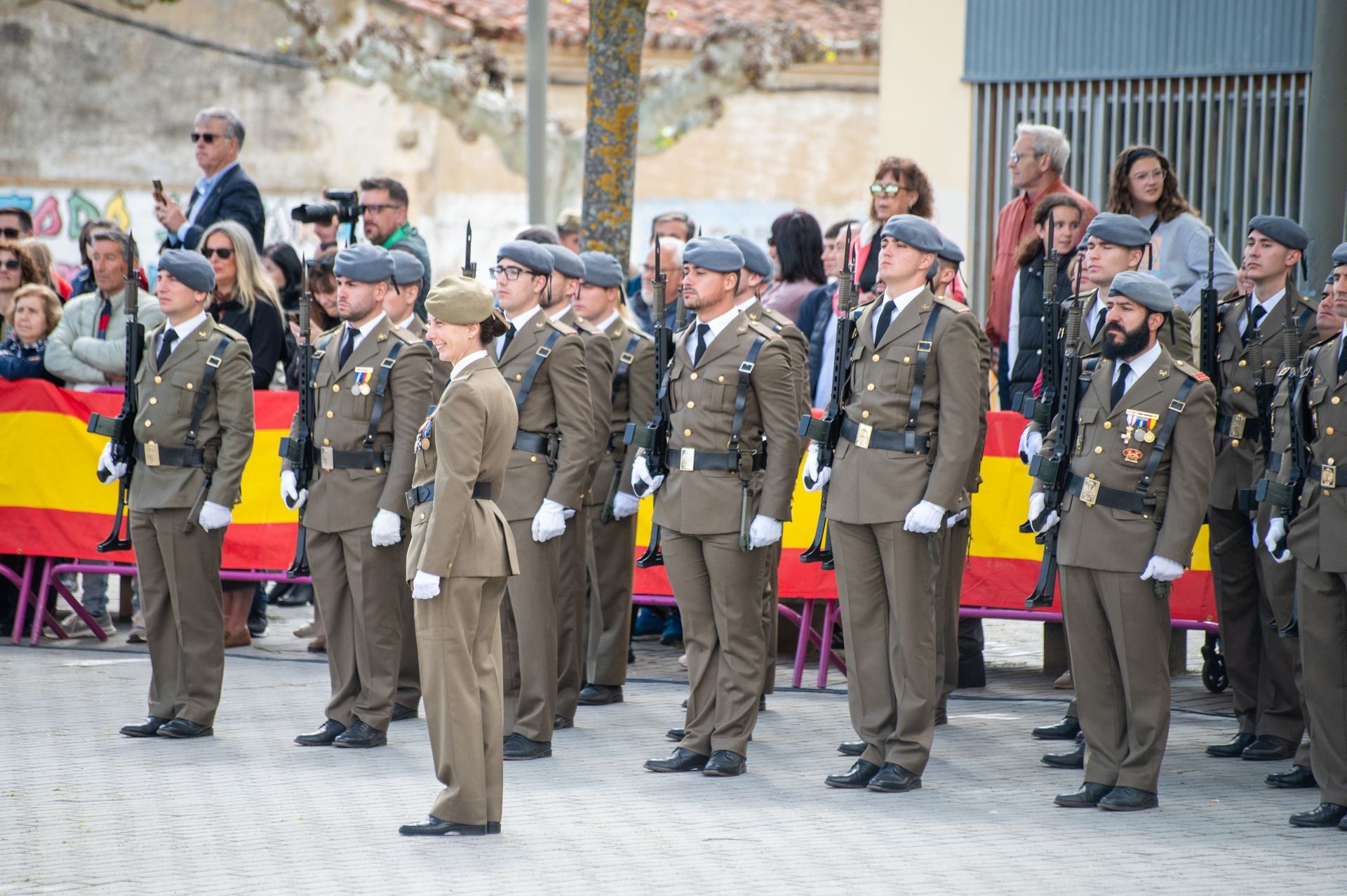 Los vecinos de Villamuriel juran fidelidad a la bandera de España