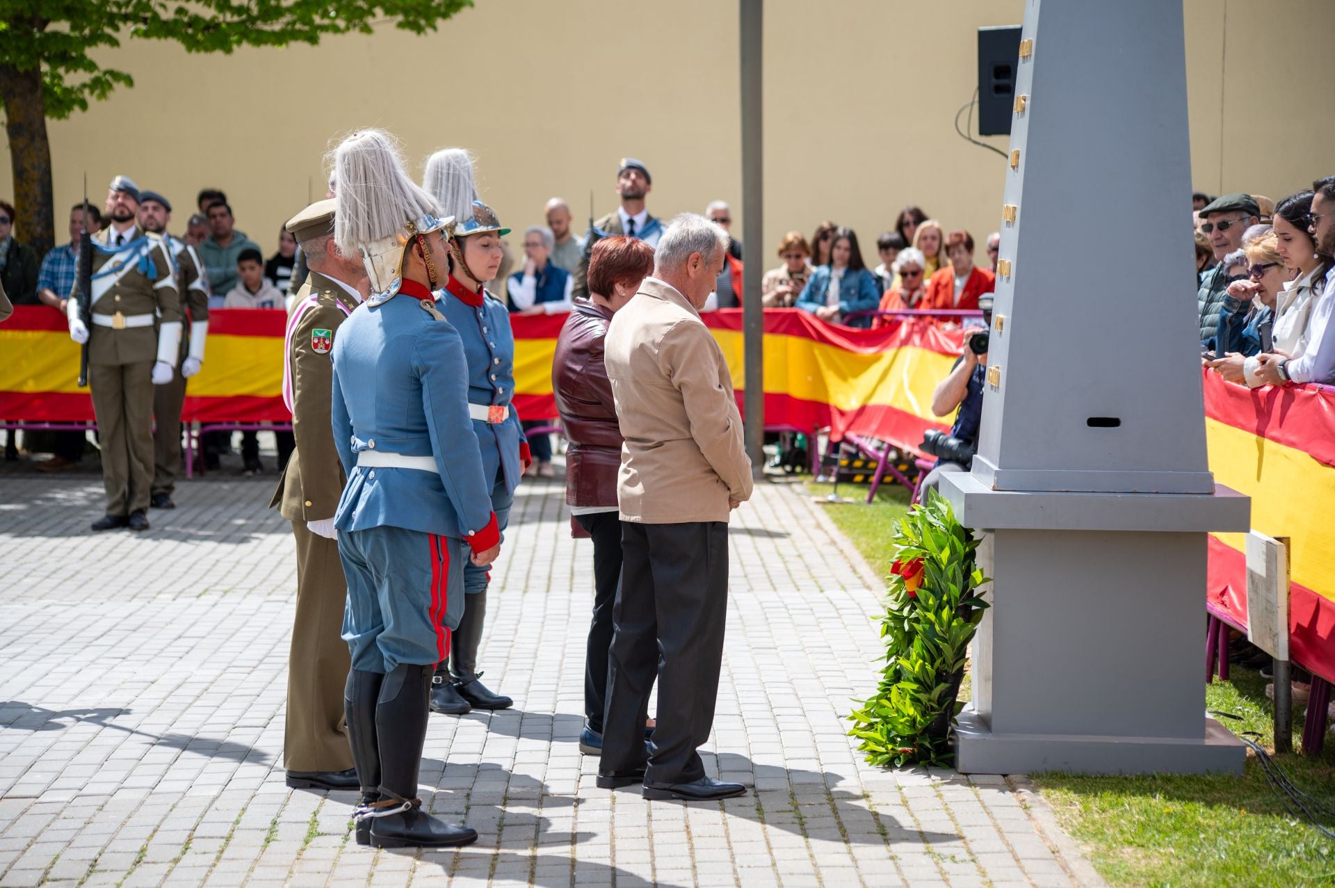 Los vecinos de Villamuriel juran fidelidad a la bandera de España