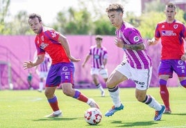 Mario Sesé avanza con la pelota durante el partido de este domingo en los Anexos.