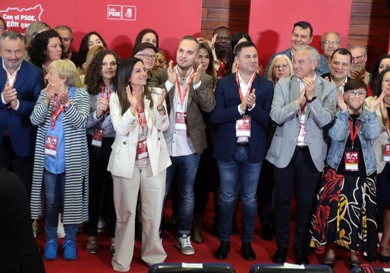 Cendón (con chaqueta azul) y Sen (a la derecha), en la clausura del congreso de los socialistas leoneses.