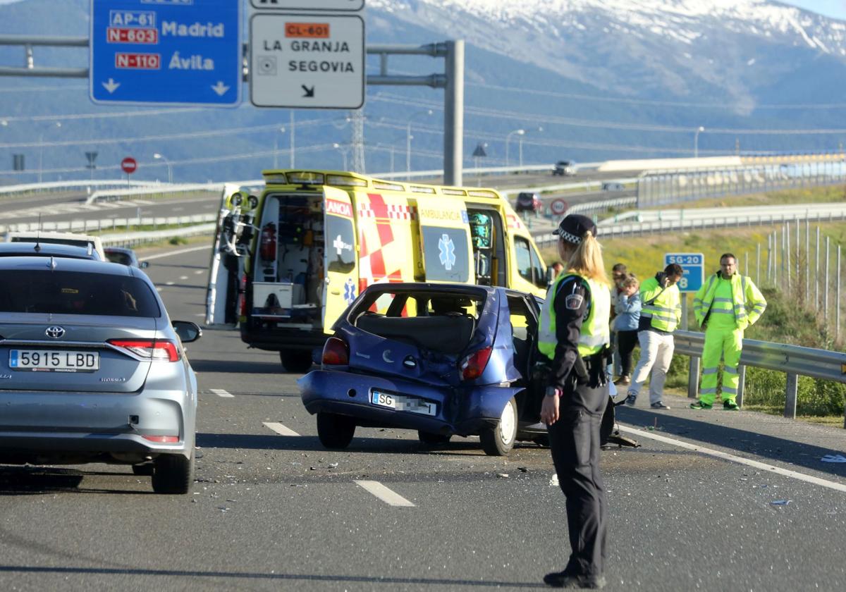 Cuatro heridos al chocar una moto y un coche en la circunvalación de Segovia
