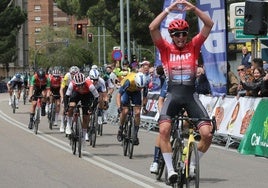 Álex Roca celebra su triunfo al sprint junto a la Cúpula del Milenio.