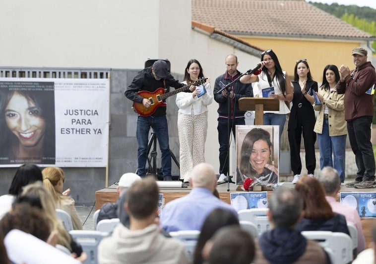 Inés López se dirige a sus familiares y amigos durante la presentación del libro homenaje de su hermana.