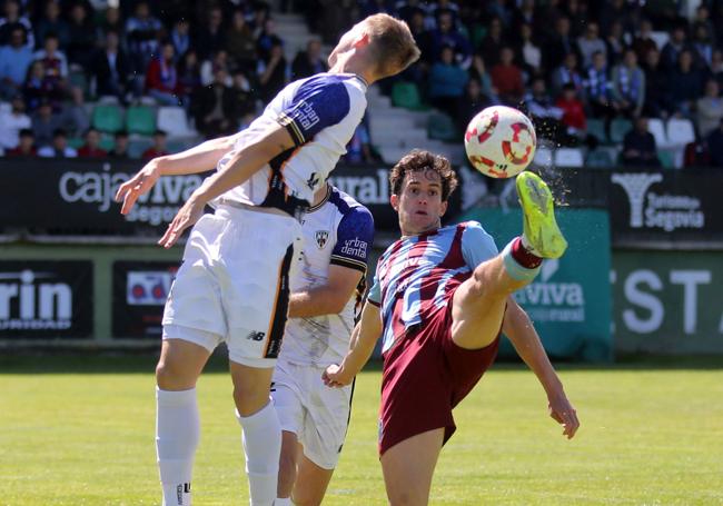 Fotografías del partido entre la Gimnástica Segoviana y el Barakaldo.