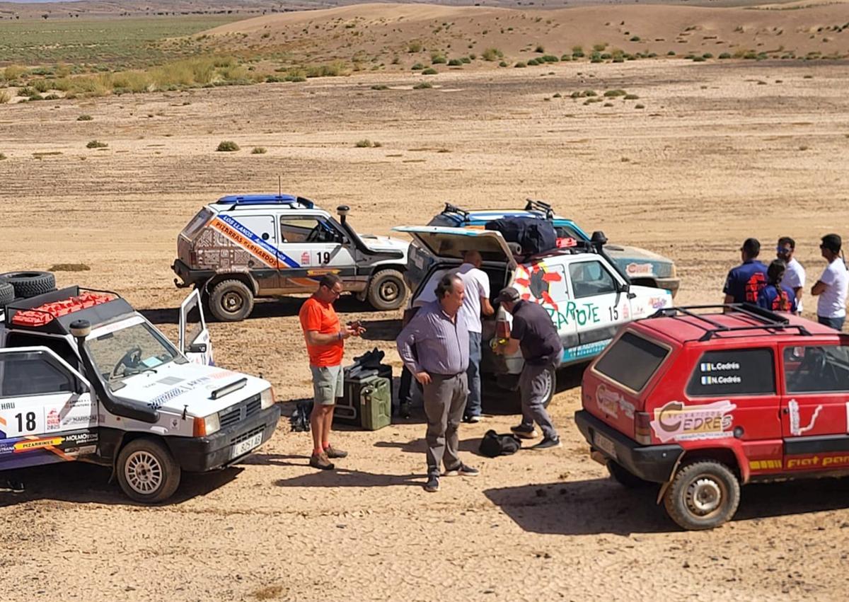Imagen secundaria 1 - El equipo segoviano en varias etapas y pruebas de la carrera por el desierto.