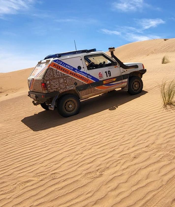 Imagen secundaria 2 - El equipo segoviano en varias etapas y pruebas de la carrera por el desierto.