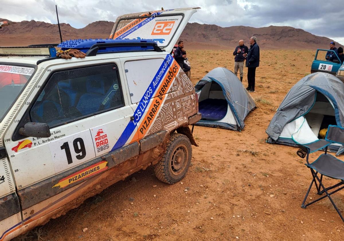 Imagen principal - El equipo segoviano en varias etapas y pruebas de la carrera por el desierto.