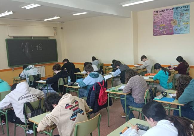Los alumnos realizando la prueba individural en el IES Juana I de Castillas