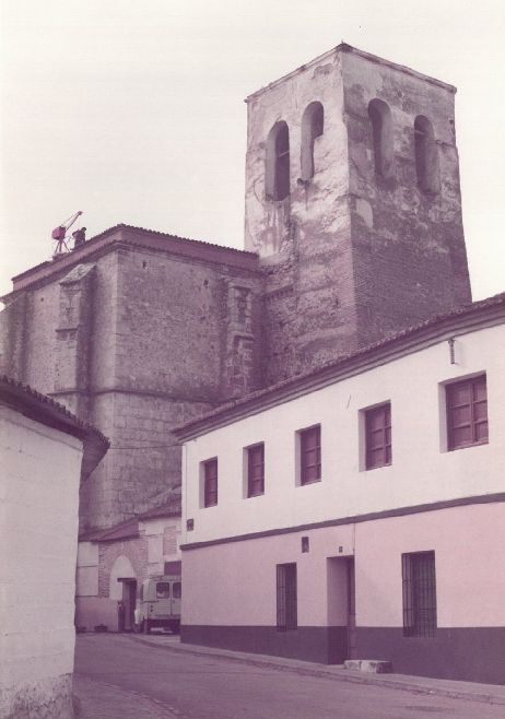 Pie original: «Imagen insólita de este año, irrepetible, la torre de Santa María sin chapitel». No está fechada.