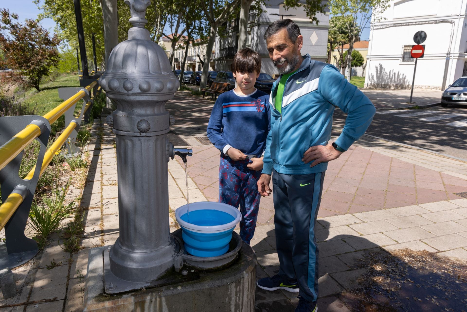 Vecinos de Valladolid aprovechan las fuentes para recoger agua tras recibir la noticia