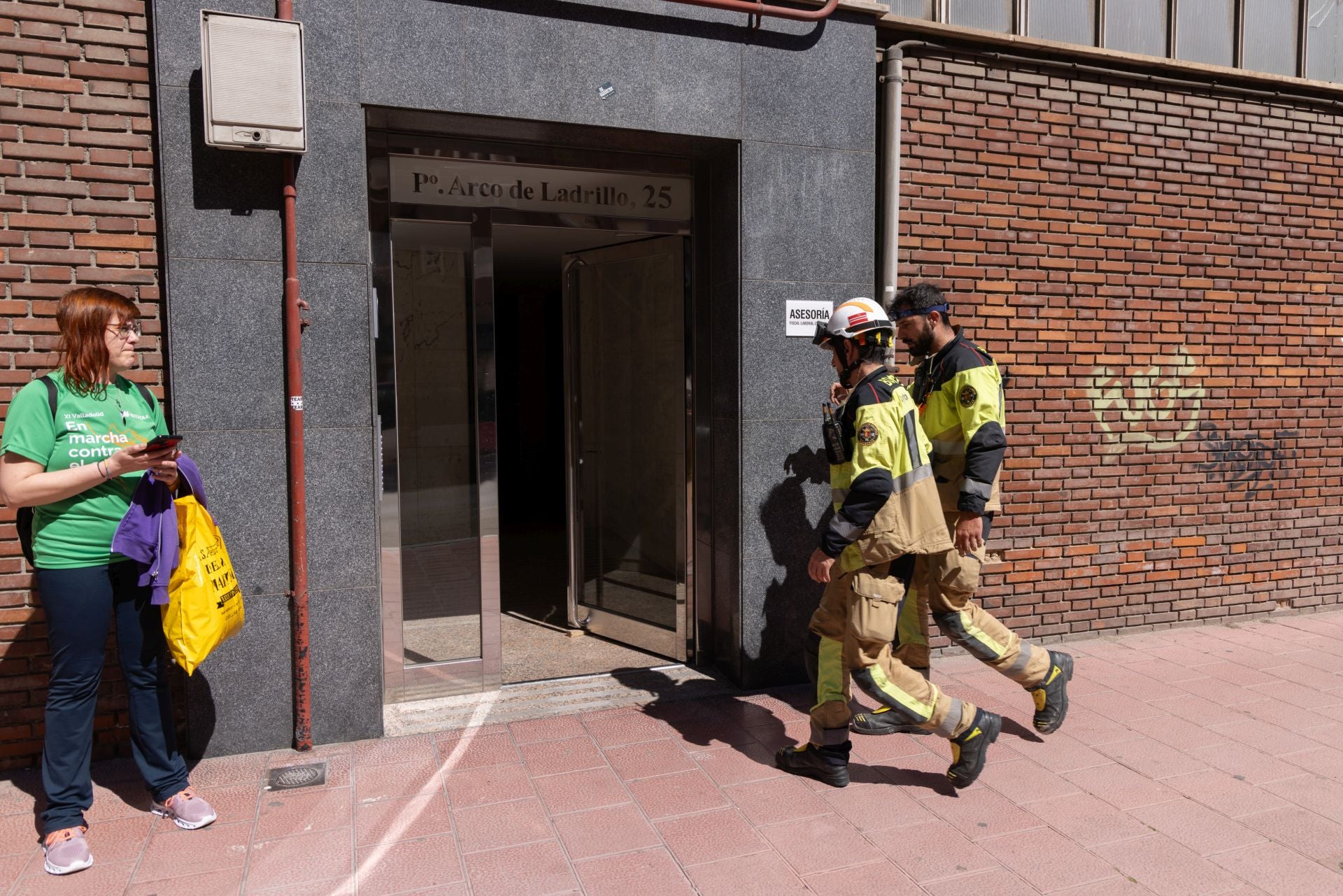 En imágenes, el rescate de un hombre atrapado en un ascensor en Valladolid