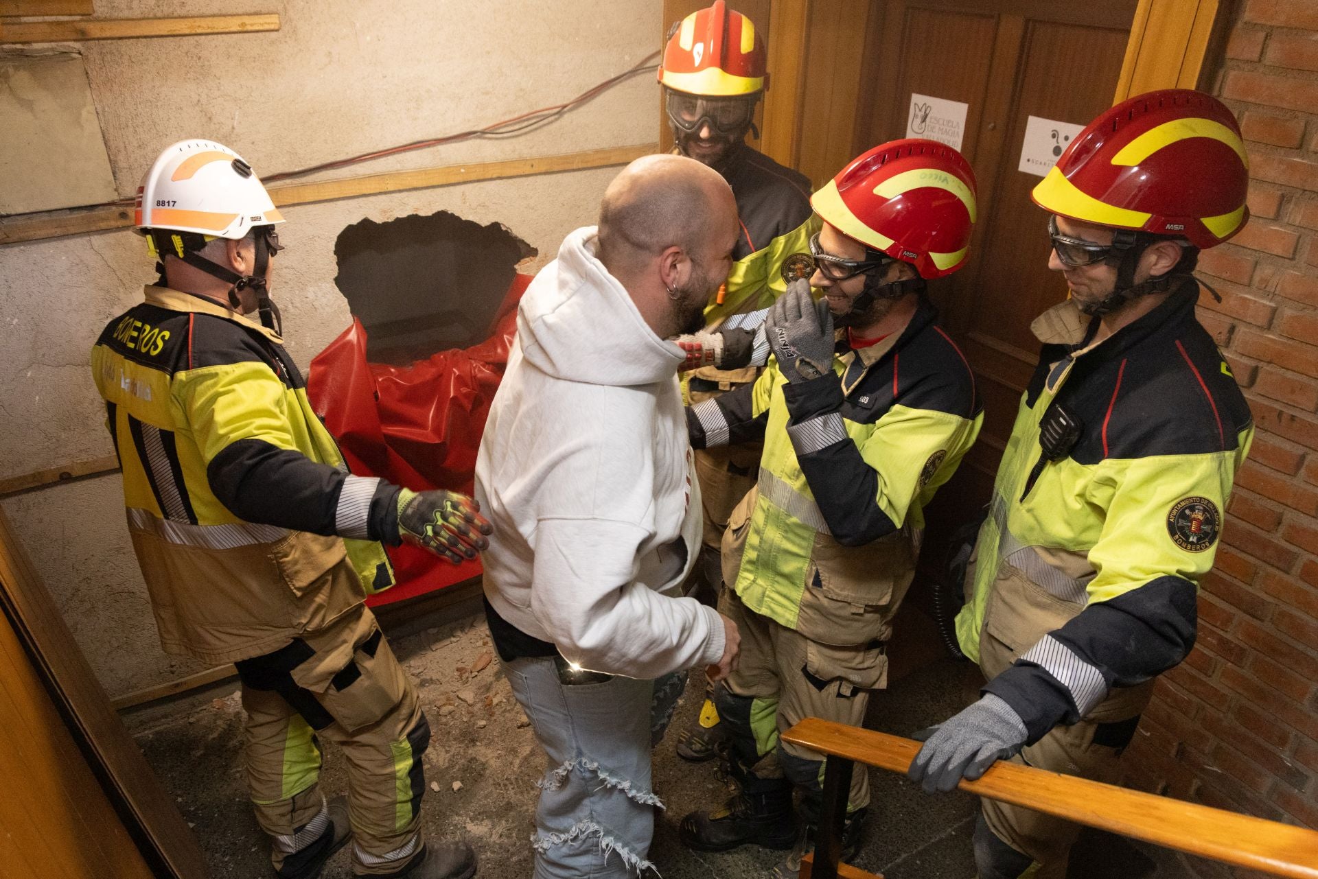 En imágenes, el rescate de un hombre atrapado en un ascensor en Valladolid