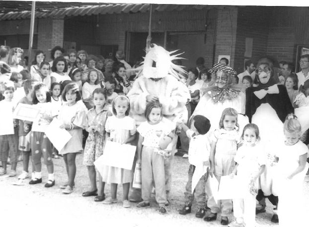 Entrega de los diplomas y trofeos a los participantes en los juegos acuáticos celebrados en agosto de 1990.