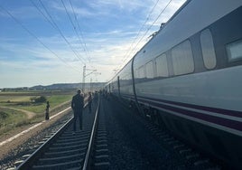 El Alvia que viajaba de Vitoria a Valladolid, parado y con los pasajeros en las vías a escaso kilómetros de Venta de Baños.