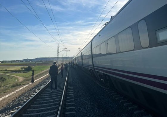 El Alvia que viajaba de Vitoria a Valladolid, parado y con los pasajeros en las vías a escaso kilómetros de Venta de Baños.